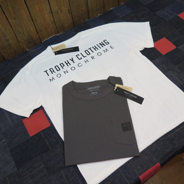 画像1: 【送料無料】 【トロフィークロージング】 モノクロームLEVEL1   バックロゴ ポケTシャツ TROPHY CLOTHING TR24SS-212 日本製 (1)