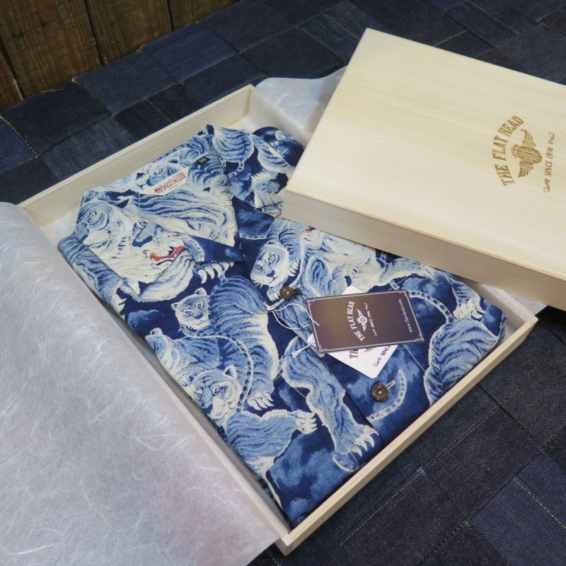 画像1: 【フラットヘッド】  リネンシャツ 百虎 桐箱入り   THE FLAT HEAD FN-SCR-017L   日本製【日本国内送料無料】  【WORLD WIDE SHIPPING】 【Flat Head】  Linen Shirt Hyakutora in Paulownia Wood Box   THE FLAT HEAD FN-SCR-017L   Made in Japan (1)